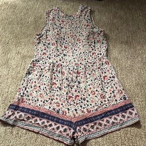 Floral romper w pockets, cute back..like new